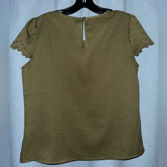 SHEIN Essnce Keyhole Back Laser Cut Top - Picture 4 of 7